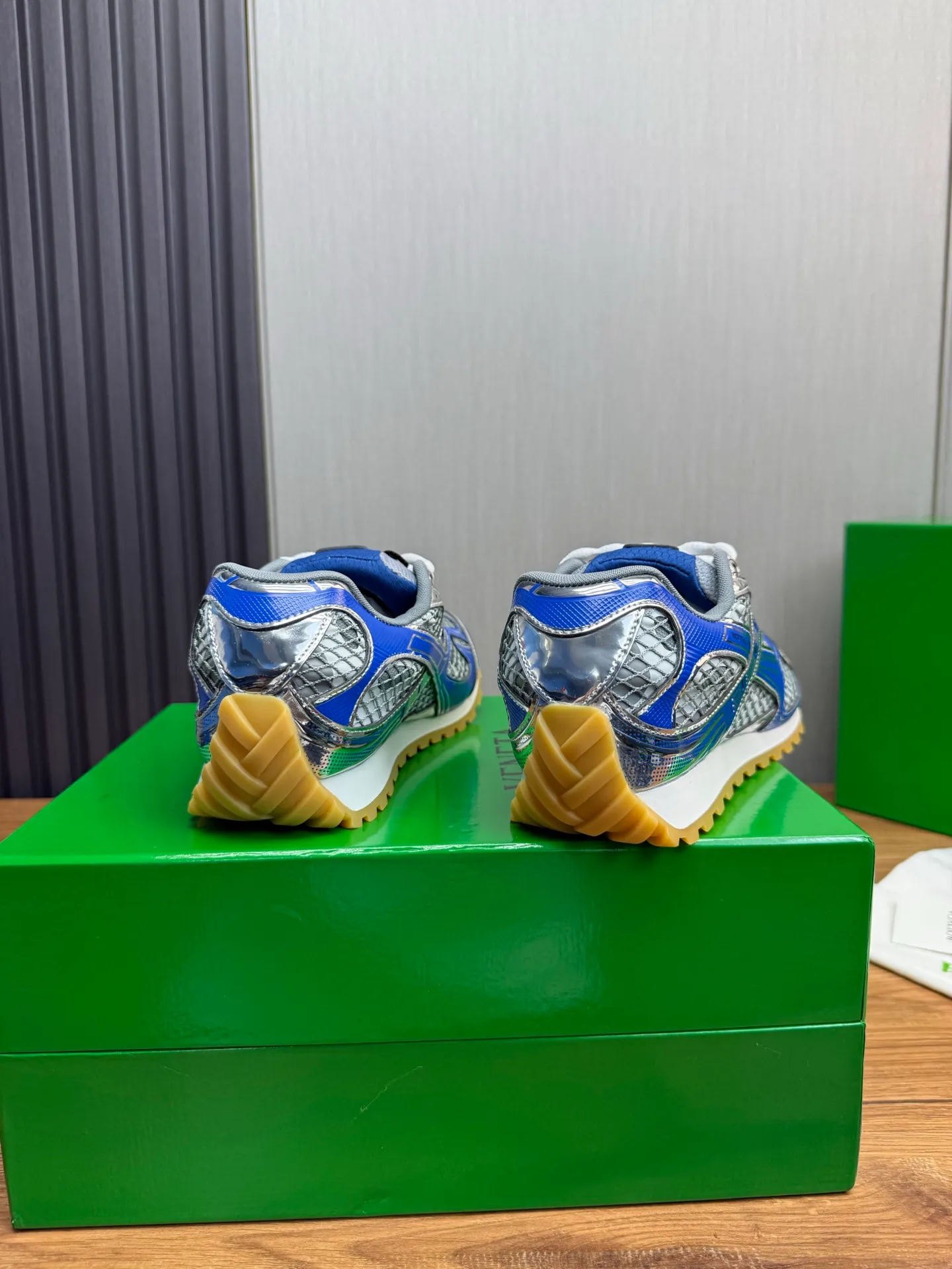 Men's men's shoes 💰620💰 BV top version 𝘽𝙊𝙏𝙏𝙀𝙂𝘼 𝙑𝙀𝙉𝙀𝙏𝘼 Orbit sneakers Wang Yibo same style couple style dad shoes 🩷💚 Runner sneakers, made of lightweight technical mesh fabric. Features a geometric patterned rubber outsole. Pay attention to the package craftsmanship ❕ High version shipping ❗️ Very nice, durable to play with and durable to make ✔️ Standard version 💯💯 The outsole is made of color-blocked TPU outsole. Women’s model 35-41 (40 41 customized) Men’s model 39-46 (45.46 customized) Equipped with original packaging